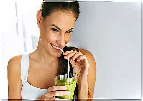 woman drinking a cleansing shake