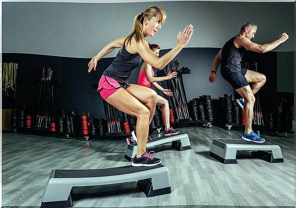 People in the gym doing aerobic exercise.