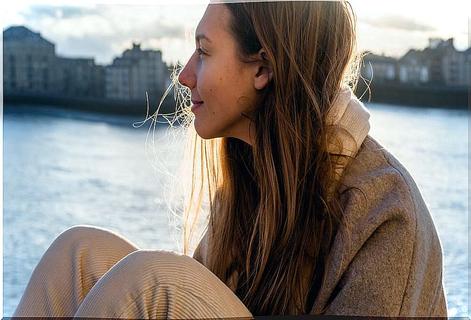 Woman thinking looking at the sea.