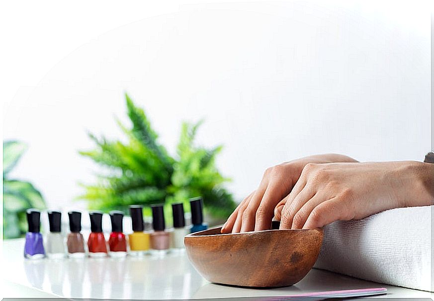 Hands with cold water to quickly dry the nail paint.