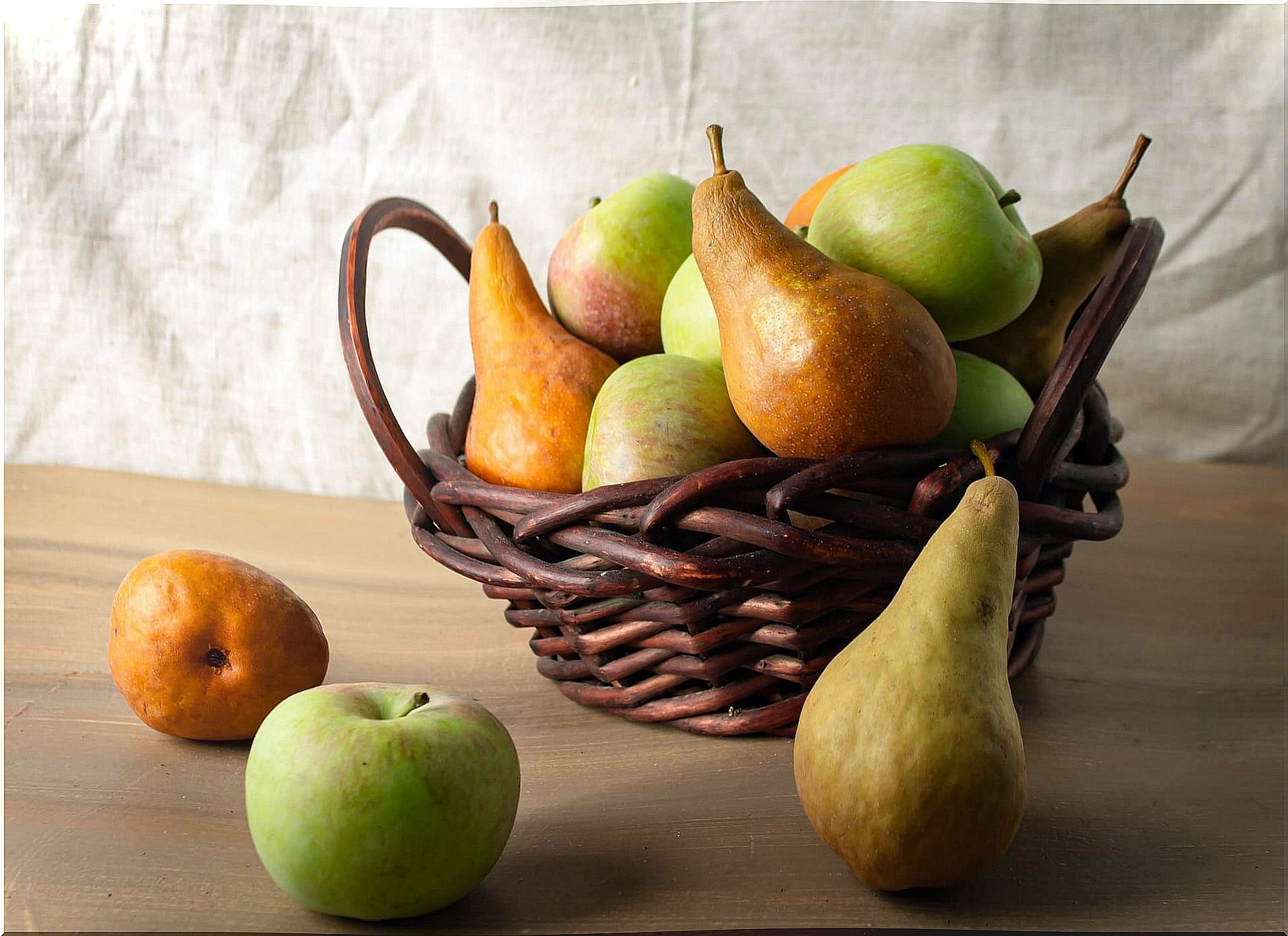 Basket with pears, one of the fruits that help hydrate the body