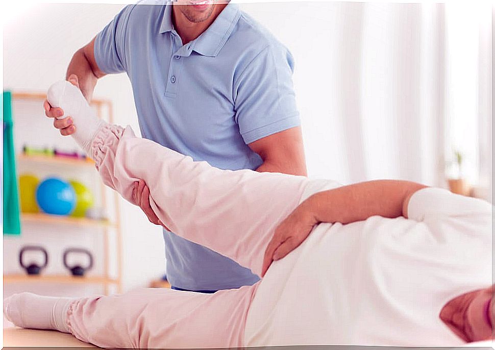 What is and how to treat a hip dislocation.