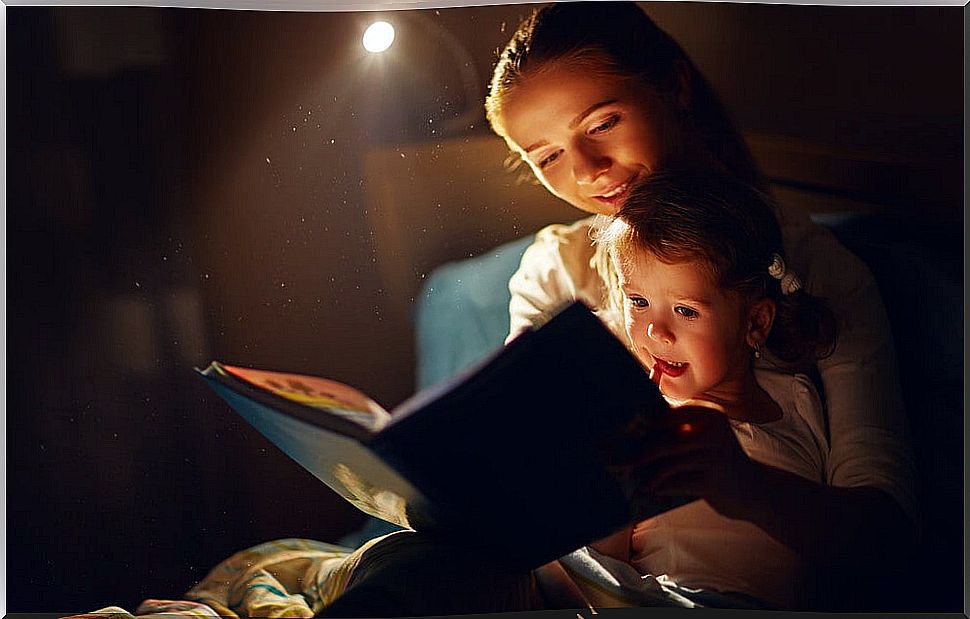 Mother reading a story to her daughter to overcome the death of her pet