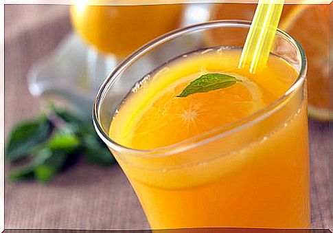 Orange, peach and strawberry juice to detoxify the intestines