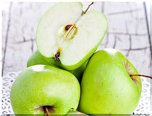 Apple to detoxify the intestines