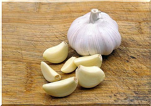 eat garlic on an empty stomach