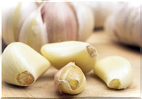 eat garlic on an empty stomach