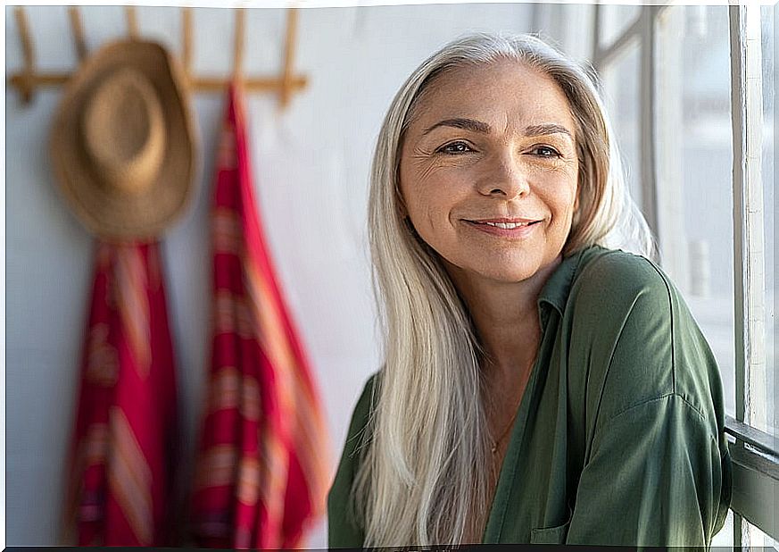 Woman over 40 smiling.