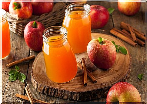 Apple juice with cinnamon