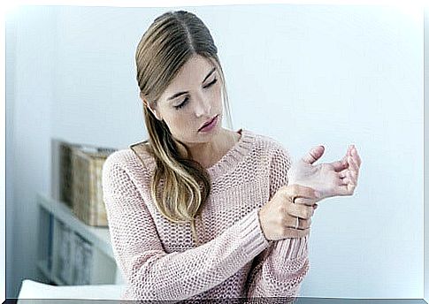 Woman with joint pain in the wrist