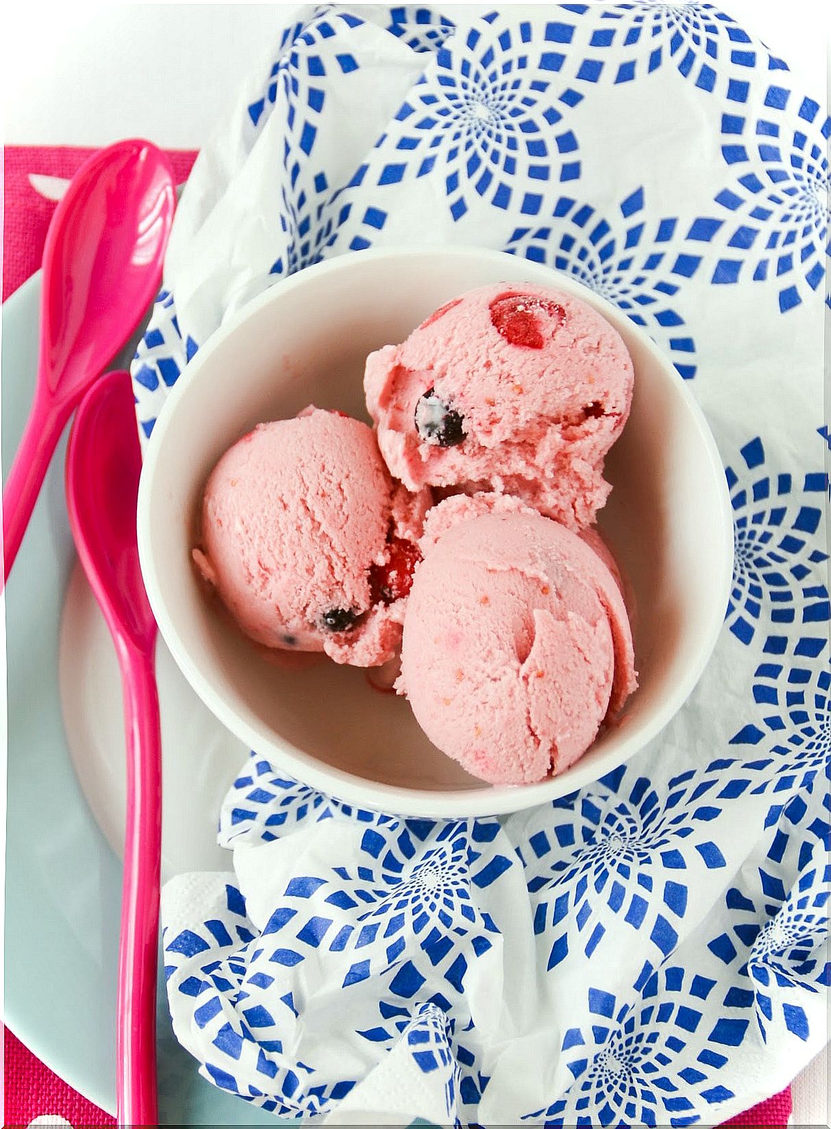 Raspberry frozen yogurt